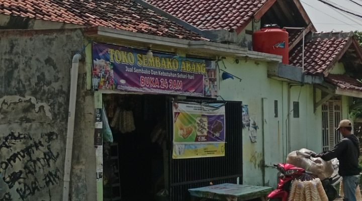 Caption : Warung di Dusun Krajan Utara, Desa Karyasari, yang diduga menjual rokok ilegal tanpa pita cukai