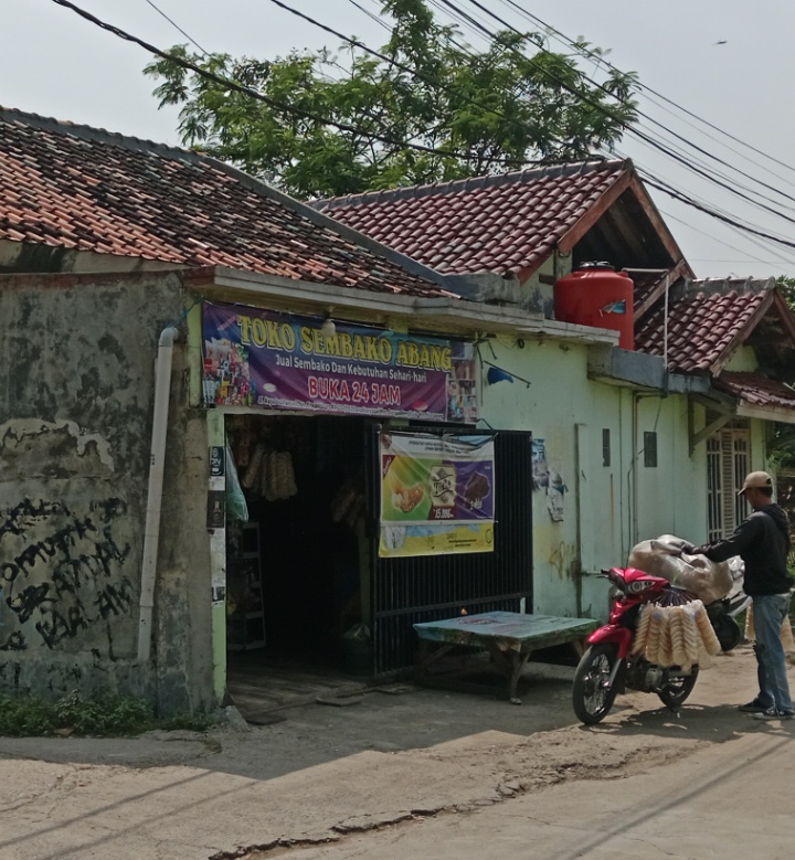 Caption : Warung di Dusun Krajan Utara, Desa Karyasari, yang diduga menjual rokok ilegal tanpa pita cukai