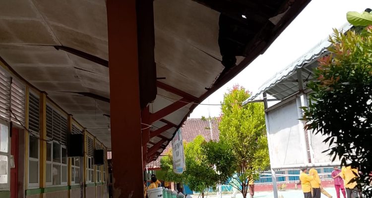 Caption : Kondisi atap dan plafon koridor SDN Rengasdengklok Selatan III terlihat rusak, meski anggaran pemeliharaan sekolah tercatat mencapai ratusan juta rupiah