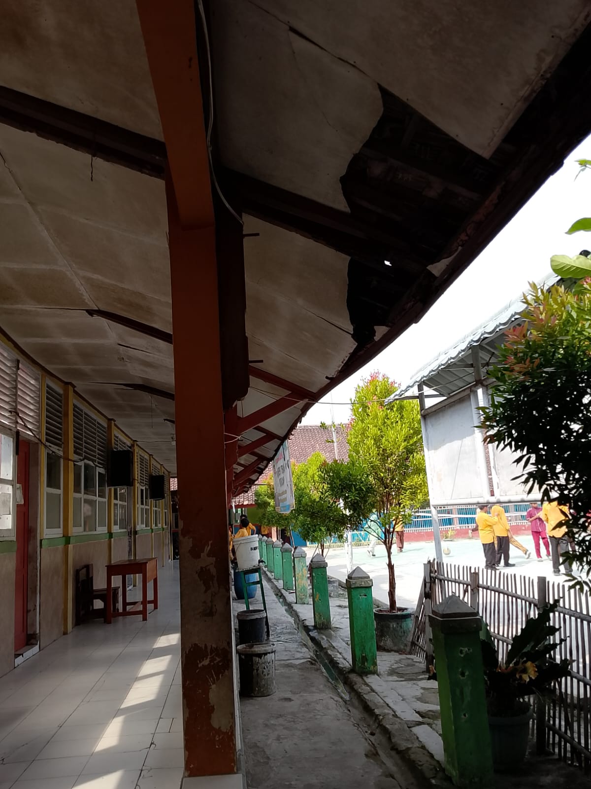 Caption : Kondisi atap dan plafon koridor SDN Rengasdengklok Selatan III terlihat rusak, meski anggaran pemeliharaan sekolah tercatat mencapai ratusan juta rupiah