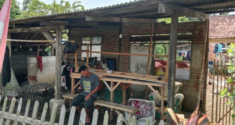 Caption : Kondisi rumah milik Suryana Kasim, warga Dusun Tegalasem RT 15/RW 06, Desa Kertasari, Kecamatan Rengasdengklok, Kabupaten Karawang, yang ambruk sejak dua tahun lalu dan hingga kini belum mendapatkan bantuan perbaikan melalui program Rumah Tidak Layak Huni (Rutilahu) dari Pemerintah Kabupaten Karawang. (Foto: Patriotjabar.com/Gugun Gunawan)