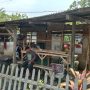 Caption : Kondisi rumah milik Suryana Kasim, warga Dusun Tegalasem RT 15/RW 06, Desa Kertasari, Kecamatan Rengasdengklok, Kabupaten Karawang, yang ambruk sejak dua tahun lalu dan hingga kini belum mendapatkan bantuan perbaikan melalui program Rumah Tidak Layak Huni (Rutilahu) dari Pemerintah Kabupaten Karawang. (Foto: Patriotjabar.com/Gugun Gunawan)