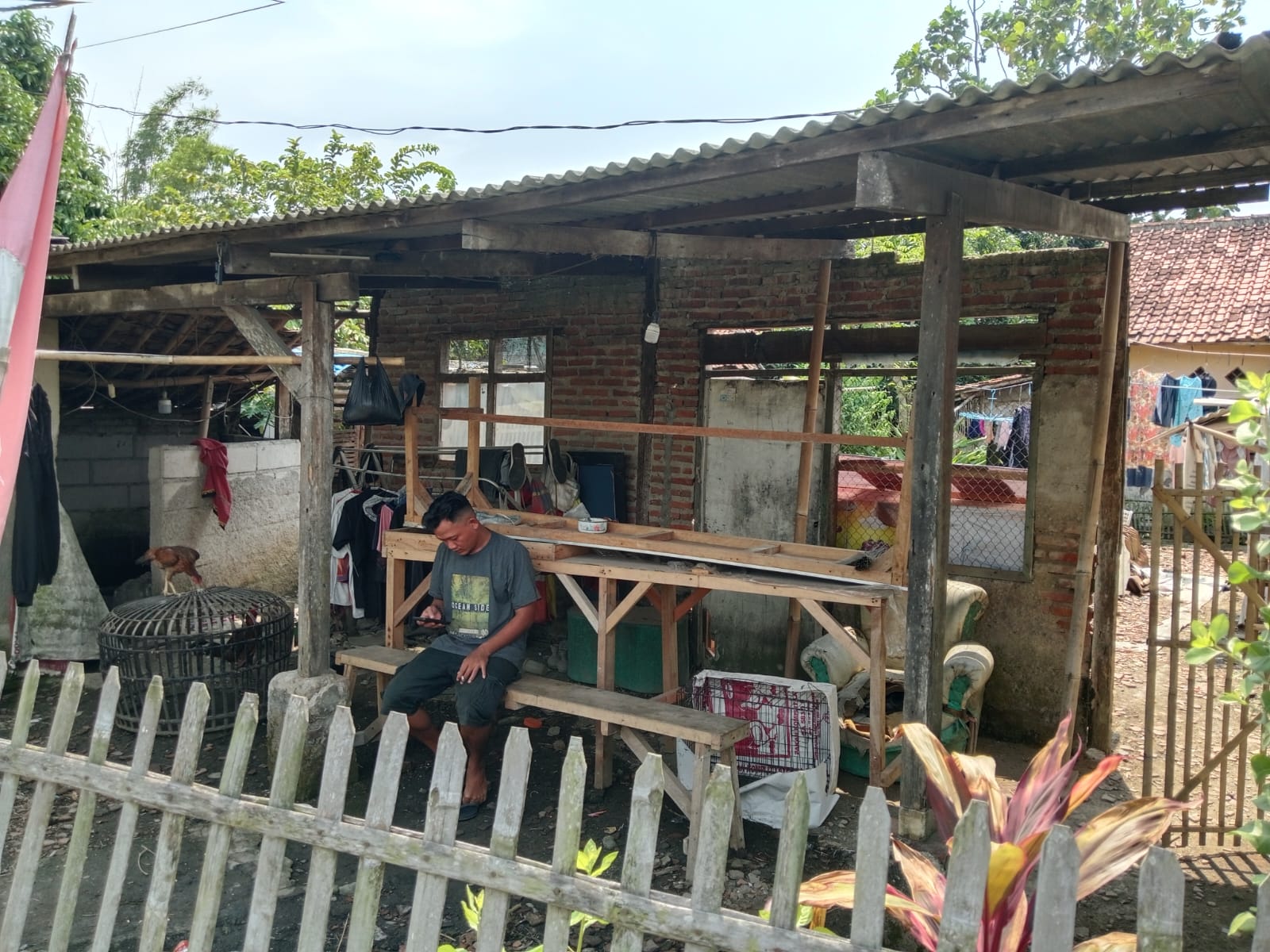 Caption : Kondisi rumah milik Suryana Kasim, warga Dusun Tegalasem RT 15/RW 06, Desa Kertasari, Kecamatan Rengasdengklok, Kabupaten Karawang, yang ambruk sejak dua tahun lalu dan hingga kini belum mendapatkan bantuan perbaikan melalui program Rumah Tidak Layak Huni (Rutilahu) dari Pemerintah Kabupaten Karawang. (Foto: Patriotjabar.com/Gugun Gunawan)