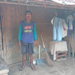 Caption : Abah Dasum berdiri di depan rumahnya yang nyaris roboh di Dusun Krajan RT 006/RW 002, Desa Pasirmukti, Kecamatan Telagasari, Kabupaten Karawang. Kondisi rumah berdinding bilik bambu dan atap rapuh tersebut sudah lama ditempati bersama keluarganya di tengah keterbatasan ekonomi