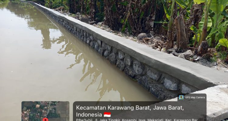 Caption : Pembangunan penurapan saluran air oleh pihak Balai Besar Wilayah Sungai (BBWS) di Dusun Kosambijaya, Kelurahan Mekarjati, Kecamatan Karawang Barat, Kabupaten Karawang, mendapat apresiasi dari warga dan para petani karena dinilai mampu memperlancar aliran air serta mendukung kebutuhan irigasi pertanian. (Foto: Istimewa)