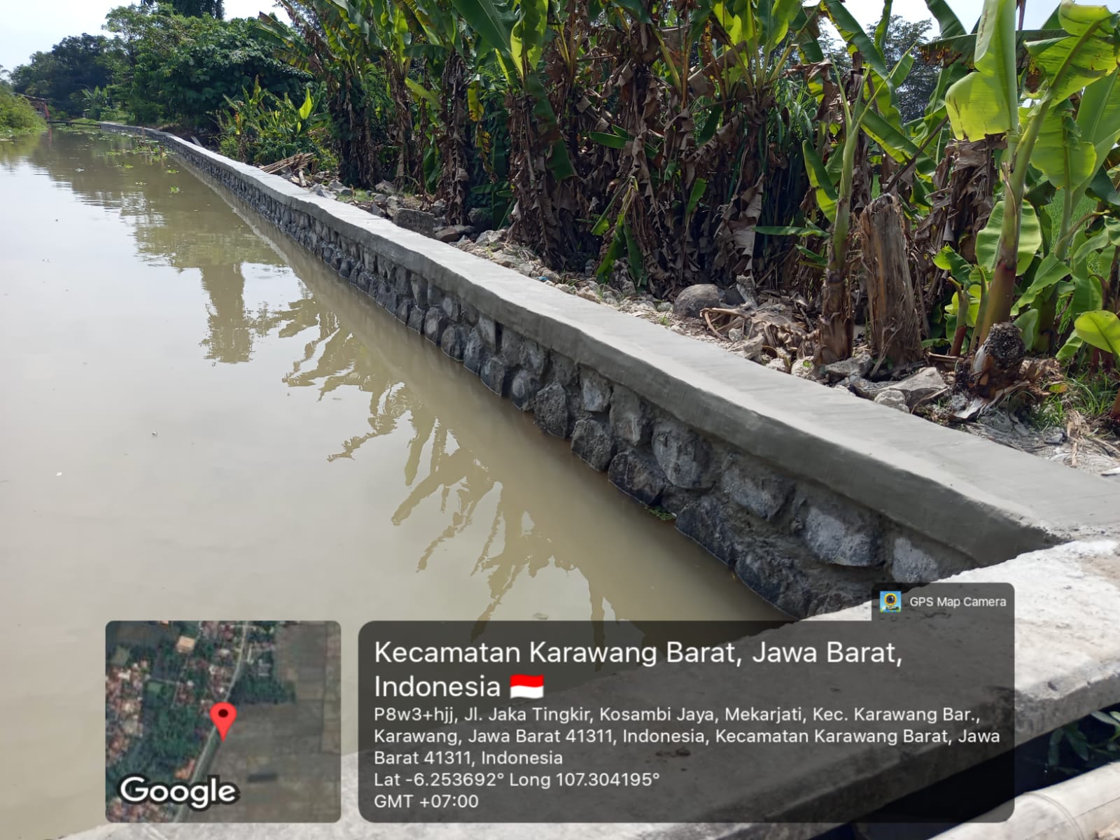 Caption : Pembangunan penurapan saluran air oleh pihak Balai Besar Wilayah Sungai (BBWS) di Dusun Kosambijaya, Kelurahan Mekarjati, Kecamatan Karawang Barat, Kabupaten Karawang, mendapat apresiasi dari warga dan para petani karena dinilai mampu memperlancar aliran air serta mendukung kebutuhan irigasi pertanian. (Foto: Istimewa)