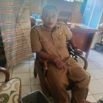 Caption : Kepala SMP Negeri 2 Rawamerta, Dedi Iskandar, saat ditemui di ruang kerjanya menjelaskan kegiatan pembenahan sarana dan prasarana sekolah yang dilakukan melalui alokasi Dana BOS untuk mendukung kenyamanan proses belajar mengajar. Caption : Kepala SMP Negeri 2 Rawamerta, Dedi Iskandar, saat ditemui di ruang kerjanya menjelaskan kegiatan pembenahan sarana dan prasarana sekolah yang dilakukan melalui alokasi Dana BOS untuk mendukung kenyamanan proses belajar mengajar.