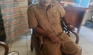 Caption : Kepala SMP Negeri 2 Rawamerta, Dedi Iskandar, saat ditemui di ruang kerjanya menjelaskan kegiatan pembenahan sarana dan prasarana sekolah yang dilakukan melalui alokasi Dana BOS untuk mendukung kenyamanan proses belajar mengajar. Caption : Kepala SMP Negeri 2 Rawamerta, Dedi Iskandar, saat ditemui di ruang kerjanya menjelaskan kegiatan pembenahan sarana dan prasarana sekolah yang dilakukan melalui alokasi Dana BOS untuk mendukung kenyamanan proses belajar mengajar.