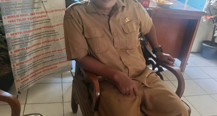 Caption : Kepala SMP Negeri 2 Rawamerta, Dedi Iskandar, saat ditemui di ruang kerjanya menjelaskan kegiatan pembenahan sarana dan prasarana sekolah yang dilakukan melalui alokasi Dana BOS untuk mendukung kenyamanan proses belajar mengajar. Caption : Kepala SMP Negeri 2 Rawamerta, Dedi Iskandar, saat ditemui di ruang kerjanya menjelaskan kegiatan pembenahan sarana dan prasarana sekolah yang dilakukan melalui alokasi Dana BOS untuk mendukung kenyamanan proses belajar mengajar.
