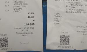 Caption : Dua nota pembayaran dengan nominal berbeda yang diterima pasien dari Klinik Karya Medika diduga merupakan akibat kesalahan administrasi. Pihak klinik mengaku sedang melakukan pengecekan dan evaluasi sistem pembayaran. (Foto: Istimewa)
