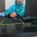 Caption : Staf Klinik Karya Medika Karawang saat berada di ruang pelayanan. Dugaan nota pembayaran ganda kepada pasien kini menjadi sorotan dan tengah menunggu klarifikasi resmi dari pihak klinik maupun Dinas Kesehatan Kabupaten Karawang. (Foto: Patriotjabar.com)