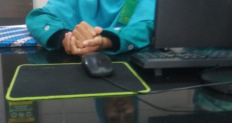 Caption : Staf Klinik Karya Medika Karawang saat berada di ruang pelayanan. Dugaan nota pembayaran ganda kepada pasien kini menjadi sorotan dan tengah menunggu klarifikasi resmi dari pihak klinik maupun Dinas Kesehatan Kabupaten Karawang. (Foto: Patriotjabar.com)