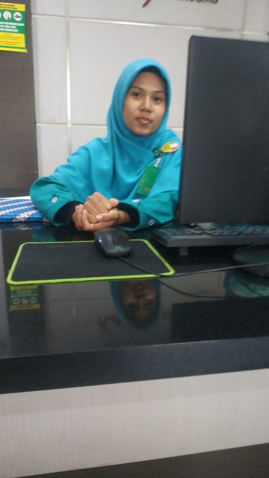Caption : Staf Klinik Karya Medika Karawang saat berada di ruang pelayanan. Dugaan nota pembayaran ganda kepada pasien kini menjadi sorotan dan tengah menunggu klarifikasi resmi dari pihak klinik maupun Dinas Kesehatan Kabupaten Karawang. (Foto: Patriotjabar.com)
