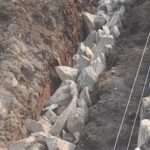 Caption : Terlihat susunan batu belah pada proyek pembangunan saluran drainase di Dusun Sentul, Desa Pulojaya, Kecamatan Lemahabang, Kabupaten Karawang. Pekerjaan tersebut menjadi sorotan warga karena diduga pemasangan fondasi dilakukan tanpa lapisan adukan pasir dan semen sebagai dasar, sehingga memunculkan dugaan ketidaksesuaian dengan spesifikasi teknis dan Rencana Anggaran Biaya (RAB) proyek. Foto: Dokumentasi Lapangan/Patriotjabar.com