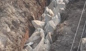 Caption : Terlihat susunan batu belah pada proyek pembangunan saluran drainase di Dusun Sentul, Desa Pulojaya, Kecamatan Lemahabang, Kabupaten Karawang. Pekerjaan tersebut menjadi sorotan warga karena diduga pemasangan fondasi dilakukan tanpa lapisan adukan pasir dan semen sebagai dasar, sehingga memunculkan dugaan ketidaksesuaian dengan spesifikasi teknis dan Rencana Anggaran Biaya (RAB) proyek. Foto: Dokumentasi Lapangan/Patriotjabar.com