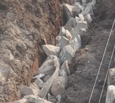 Caption : Terlihat susunan batu belah pada proyek pembangunan saluran drainase di Dusun Sentul, Desa Pulojaya, Kecamatan Lemahabang, Kabupaten Karawang. Pekerjaan tersebut menjadi sorotan warga karena diduga pemasangan fondasi dilakukan tanpa lapisan adukan pasir dan semen sebagai dasar, sehingga memunculkan dugaan ketidaksesuaian dengan spesifikasi teknis dan Rencana Anggaran Biaya (RAB) proyek. Foto: Dokumentasi Lapangan/Patriotjabar.com