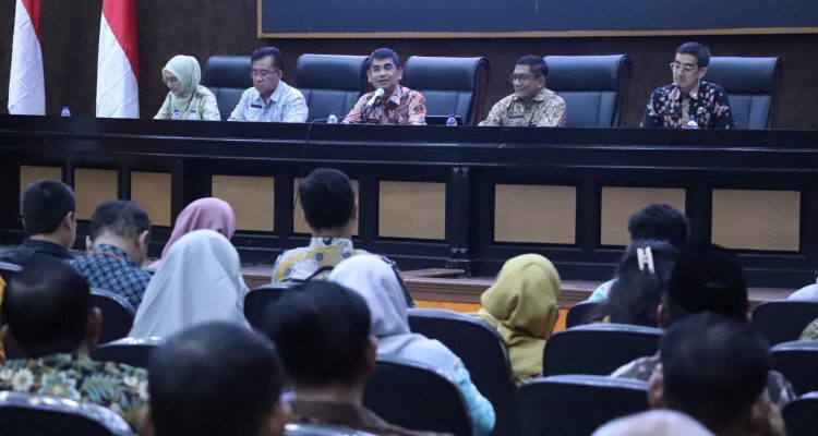 Caption : Rapat Optimalisasi peran dan tugas Satgas MBG yang digelar di Aula KH. Noer Ali, Gedung Bupati Bekasi, Kamis (7/5/2026)