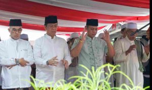 Caption : Plt. Bupati Bekasi Asep Surya Atmaja menunaikan Sholat Idul Adha 1447 Hijriah di Mushola Manhajul Istiqomah, Kampung Serang, RT 02/RW 06, Desa Taman Rahayu, Kecamatan Setu, Rabu (27/05/2026). Caption : Plt. Bupati Bekasi Asep Surya Atmaja menunaikan Sholat Idul Adha 1447 Hijriah di Mushola Manhajul Istiqomah, Kampung Serang, RT 02/RW 06, Desa Taman Rahayu, Kecamatan Setu, Rabu (27/05/2026).