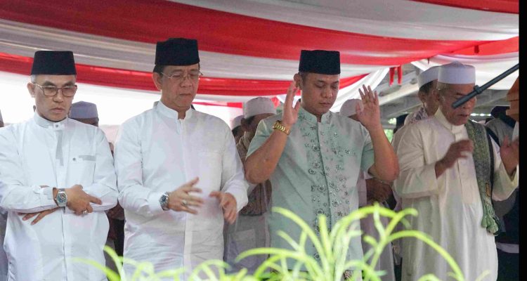 Caption : Plt. Bupati Bekasi Asep Surya Atmaja menunaikan Sholat Idul Adha 1447 Hijriah di Mushola Manhajul Istiqomah, Kampung Serang, RT 02/RW 06, Desa Taman Rahayu, Kecamatan Setu, Rabu (27/05/2026). Caption : Plt. Bupati Bekasi Asep Surya Atmaja menunaikan Sholat Idul Adha 1447 Hijriah di Mushola Manhajul Istiqomah, Kampung Serang, RT 02/RW 06, Desa Taman Rahayu, Kecamatan Setu, Rabu (27/05/2026).
