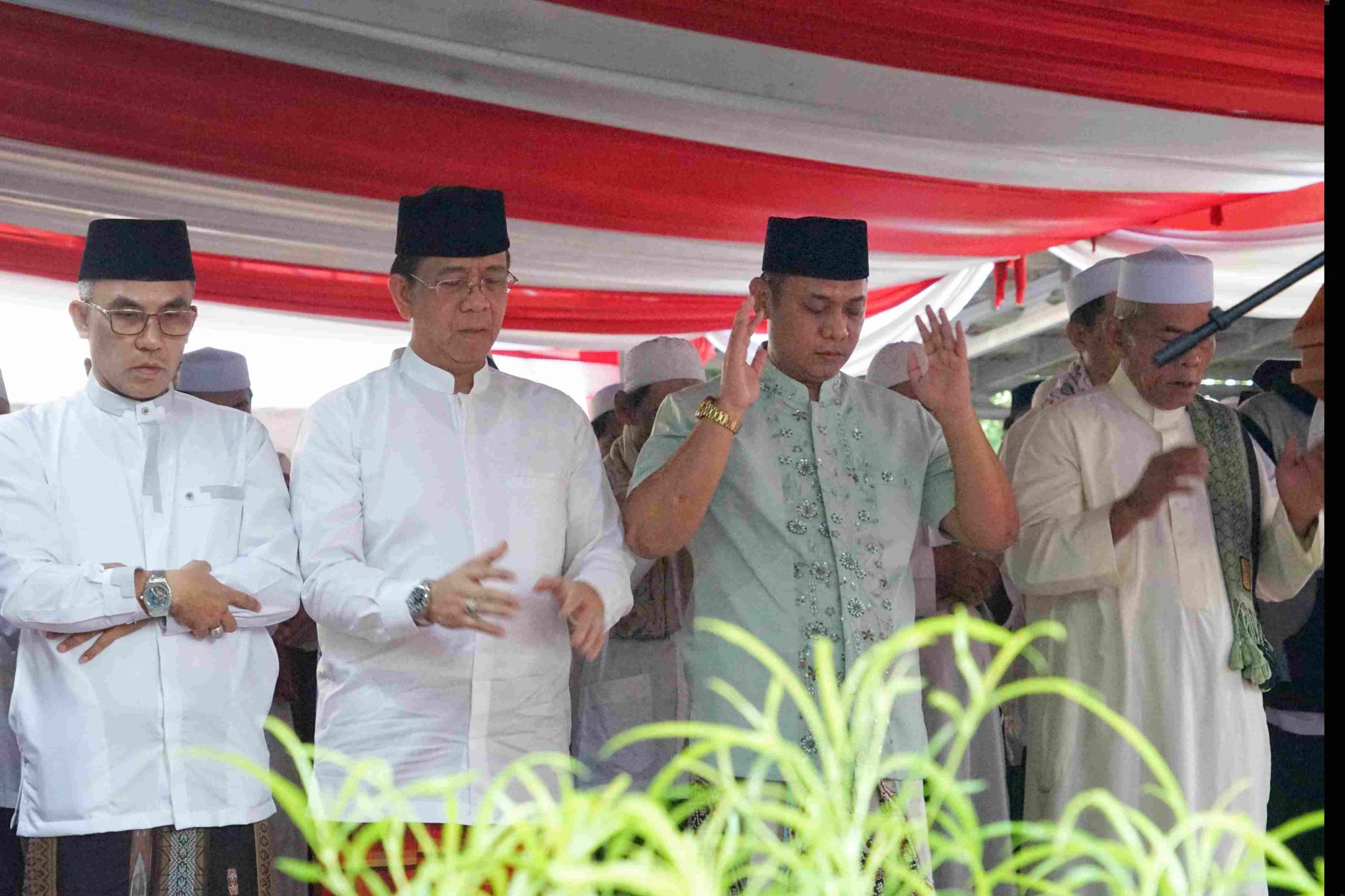 Caption : Plt. Bupati Bekasi Asep Surya Atmaja menunaikan Sholat Idul Adha 1447 Hijriah di Mushola Manhajul Istiqomah, Kampung Serang, RT 02/RW 06, Desa Taman Rahayu, Kecamatan Setu, Rabu (27/05/2026).