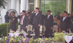 Caption : Bupati Karawang H. Aep Syaepuloh bersama Forkopimda saat mengikuti Upacara Peringatan Hari Lahir Pancasila Tahun 2026 di Plaza Pemda Karawang, Senin (1/6/2026)