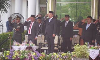 Caption : Bupati Karawang H. Aep Syaepuloh bersama Forkopimda saat mengikuti Upacara Peringatan Hari Lahir Pancasila Tahun 2026 di Plaza Pemda Karawang, Senin (1/6/2026)