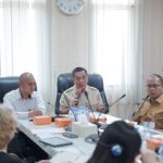Caption : Bupati Karawang H. Aep Syaepuloh bersama jajaran Pemerintah Kabupaten Karawang mengikuti rapat koordinasi dengan tim World Bank Mission dalam rangka kunjungan lapangan Program Improvement of Solid Waste Management to Support Regional and Metropolitan Cities Project (ISWMP), sebagai upaya penguatan sistem pengelolaan sampah yang modern, terintegrasi, dan berkelanjutan di Kabupaten Karawang. (Foto: Istimewa)