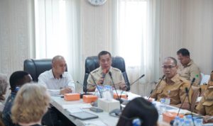 Caption : Bupati Karawang H. Aep Syaepuloh bersama jajaran Pemerintah Kabupaten Karawang mengikuti rapat koordinasi dengan tim World Bank Mission dalam rangka kunjungan lapangan Program Improvement of Solid Waste Management to Support Regional and Metropolitan Cities Project (ISWMP), sebagai upaya penguatan sistem pengelolaan sampah yang modern, terintegrasi, dan berkelanjutan di Kabupaten Karawang. (Foto: Istimewa)