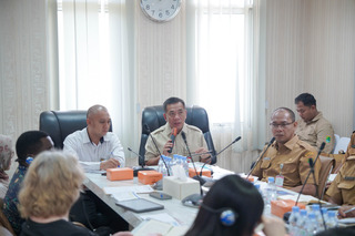 Caption : Bupati Karawang H. Aep Syaepuloh bersama jajaran Pemerintah Kabupaten Karawang mengikuti rapat koordinasi dengan tim World Bank Mission dalam rangka kunjungan lapangan Program Improvement of Solid Waste Management to Support Regional and Metropolitan Cities Project (ISWMP), sebagai upaya penguatan sistem pengelolaan sampah yang modern, terintegrasi, dan berkelanjutan di Kabupaten Karawang. (Foto: Istimewa)