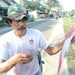 Caption : Adi menunjukkan benang gelasan layangan yang diduga sempat membelit tubuhnya saat melintas di Jalan Raya Kemiri, Kecamatan Jayakerta, Kabupaten Karawang, Senin (8/6/2026). Warga menilai benang layangan yang menjuntai di badan jalan tersebut membahayakan keselamatan pengguna jalan dan mendesak adanya penertiban dari pihak terkait. Foto: Patriotjabar.com/Mir Caption : Adi menunjukkan benang gelasan layangan yang diduga sempat membelit tubuhnya saat melintas di Jalan Raya Kemiri, Kecamatan Jayakerta, Kabupaten Karawang, Senin (8/6/2026). Warga menilai benang layangan yang menjuntai di badan jalan tersebut membahayakan keselamatan pengguna jalan dan mendesak adanya penertiban dari pihak terkait. Foto: Patriotjabar.com/Mir