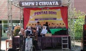 Caption : Penampilan pentas seni siswa-siswi SMPN 2 Cibuaya pada acara pelepasan siswa kelas IX dan kenaikan kelas VII-VIII Tahun Ajaran 2025/2026. Beragam pertunjukan seni dan kreativitas ditampilkan sebagai bentuk apresiasi terhadap prestasi siswa sekaligus memeriahkan momen perpisahan yang berlangsung penuh haru dan kebersamaan. (Mir/Patriotjabar.com)