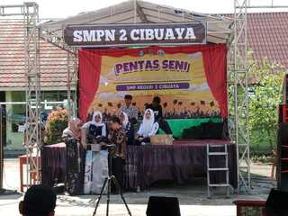 Caption : Penampilan pentas seni siswa-siswi SMPN 2 Cibuaya pada acara pelepasan siswa kelas IX dan kenaikan kelas VII-VIII Tahun Ajaran 2025/2026. Beragam pertunjukan seni dan kreativitas ditampilkan sebagai bentuk apresiasi terhadap prestasi siswa sekaligus memeriahkan momen perpisahan yang berlangsung penuh haru dan kebersamaan. (Mir/Patriotjabar.com)