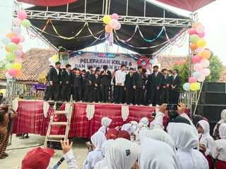 Suasana acara Pelepasan Kelas 6 dan Kenaikan Kelas SDN Kertasari II Tahun Pelajaran 2025/2026 yang berlangsung meriah di Kecamatan Rengasdengklok, Karawang.