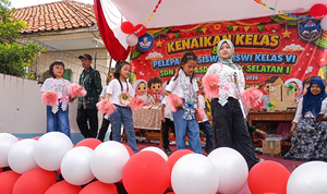 Keceriaan dan semangat para siswa mewarnai kegiatan Kenaikan Kelas dan Pelepasan Siswa Kelas VI SDN I Rengasdengklok Selatan. Berbagai penampilan seni, mulai dari tarian hingga kreasi siswa, turut memeriahkan acara yang dihadiri orang tua, komite sekolah, guru, dan masyarakat sebagai bentuk apresiasi atas pencapaian peserta didik serta dukungan terhadap dunia pendidikan.
