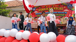 Keceriaan dan semangat para siswa mewarnai kegiatan Kenaikan Kelas dan Pelepasan Siswa Kelas VI SDN I Rengasdengklok Selatan. Berbagai penampilan seni, mulai dari tarian hingga kreasi siswa, turut memeriahkan acara yang dihadiri orang tua, komite sekolah, guru, dan masyarakat sebagai bentuk apresiasi atas pencapaian peserta didik serta dukungan terhadap dunia pendidikan.