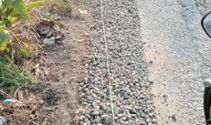 Kondisi ruas jalan pada proyek Peningkatan Jalan Poros Desa Dusun Krajan IA RT 02/01, Desa Sindangkarya, Kecamatan Kutawaluya, Kabupaten Karawang. Pada beberapa titik terlihat sebaran agregat batu split dan permukaan jalan yang dinilai belum merata, sehingga memunculkan dugaan adanya ketidaksesuaian volume material yang digunakan.