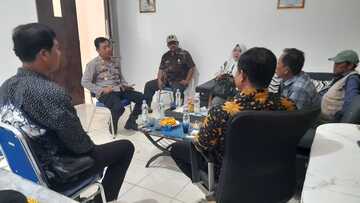Keterangan Gambar: Kapolsek Pedes AKP M. Wasis, S.H., M.H., bersama Camat Cilebar dan tokoh masyarakat saat melaksanakan kegiatan silaturahmi serta dialog kamtibmas guna memperkuat sinergitas dalam menjaga keamanan dan ketertiban masyarakat di wilayah Kecamatan Cilebar, Kabupaten Karawang, Jumat (26/06/2026).