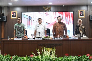 Kepala Kejaksaan Tinggi Jawa Barat, Dr. Sutikno, S.H., M.H., didampingi jajaran pejabat Kejati Jabar saat memberikan arahan dalam kunjungan kerja ke Kejaksaan Negeri Kota Bogor, Kejaksaan Negeri Kabupaten Bogor, dan Kejaksaan Negeri Depok, Jumat (26/6/2026). Kunjungan tersebut bertujuan memperkuat integritas, profesionalisme, serta peningkatan pelayanan hukum yang humanis kepada masyarakat.