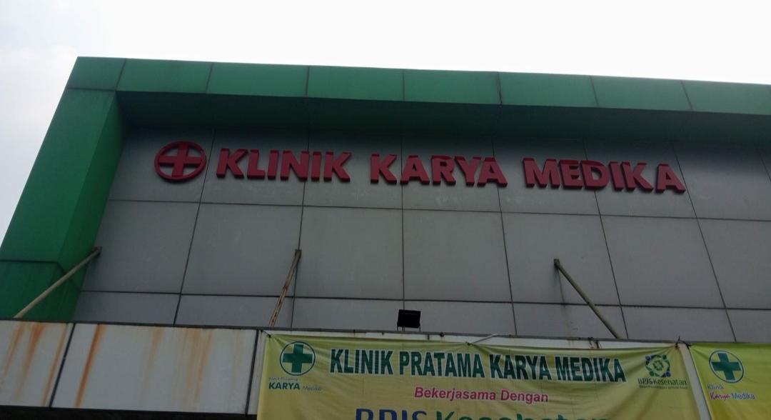 Caption : Gedung Klinik Karya Medika di Teluk Jambe Timur, Karawang, yang menjadi sorotan terkait dugaan ketidaksesuaian administrasi tagihan pasien. (Foto: Patriotjabar.com)