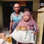 Caption : Warga Desa Rengasdengklok Selatan menerima bantuan beras dan minyak goreng dalam program BPNT-PKH Tahun 2026 yang disalurkan di Dusun Warudoyong Selatan, Kecamatan Rengasdengklok, Kabupaten Karawang. (Foto: Patriotjabar.com/Gugun)