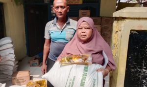 Caption : Warga Desa Rengasdengklok Selatan menerima bantuan beras dan minyak goreng dalam program BPNT-PKH Tahun 2026 yang disalurkan di Dusun Warudoyong Selatan, Kecamatan Rengasdengklok, Kabupaten Karawang. (Foto: Patriotjabar.com/Gugun)
