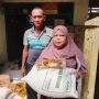 Caption : Warga Desa Rengasdengklok Selatan menerima bantuan beras dan minyak goreng dalam program BPNT-PKH Tahun 2026 yang disalurkan di Dusun Warudoyong Selatan, Kecamatan Rengasdengklok, Kabupaten Karawang. (Foto: Patriotjabar.com/Gugun)