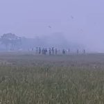 Caption : Sejumlah pemuda terlihat berkumpul dan terlibat aksi tawuran di area persawahan perbatasan Dusun Tegalasem dan Dusun Buahgebang, Kabupaten Karawang. Bentrokan yang kerap terjadi setiap musim pascapanen tersebut menimbulkan keresahan warga dan mengganggu keamanan lingkungan setempat. (Foto: Istimewa)