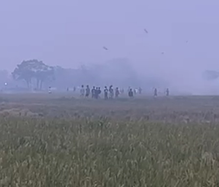 Caption : Sejumlah pemuda terlihat berkumpul dan terlibat aksi tawuran di area persawahan perbatasan Dusun Tegalasem dan Dusun Buahgebang, Kabupaten Karawang. Bentrokan yang kerap terjadi setiap musim pascapanen tersebut menimbulkan keresahan warga dan mengganggu keamanan lingkungan setempat. (Foto: Istimewa)