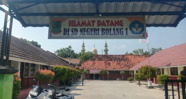 Caption : Suasana halaman dan bangunan SDN Bolang I, Kecamatan Tirtajaya, Kabupaten Karawang. Sekolah ini mendapat dukungan penuh dari para orang tua siswa terkait rencana pelaksanaan acara perpisahan dan kenaikan kelas yang akan digelar pada Juni 2026 sebagai bentuk apresiasi atas prestasi dan perjalanan pendidikan para siswa. (Foto: Patriotjabar.com)