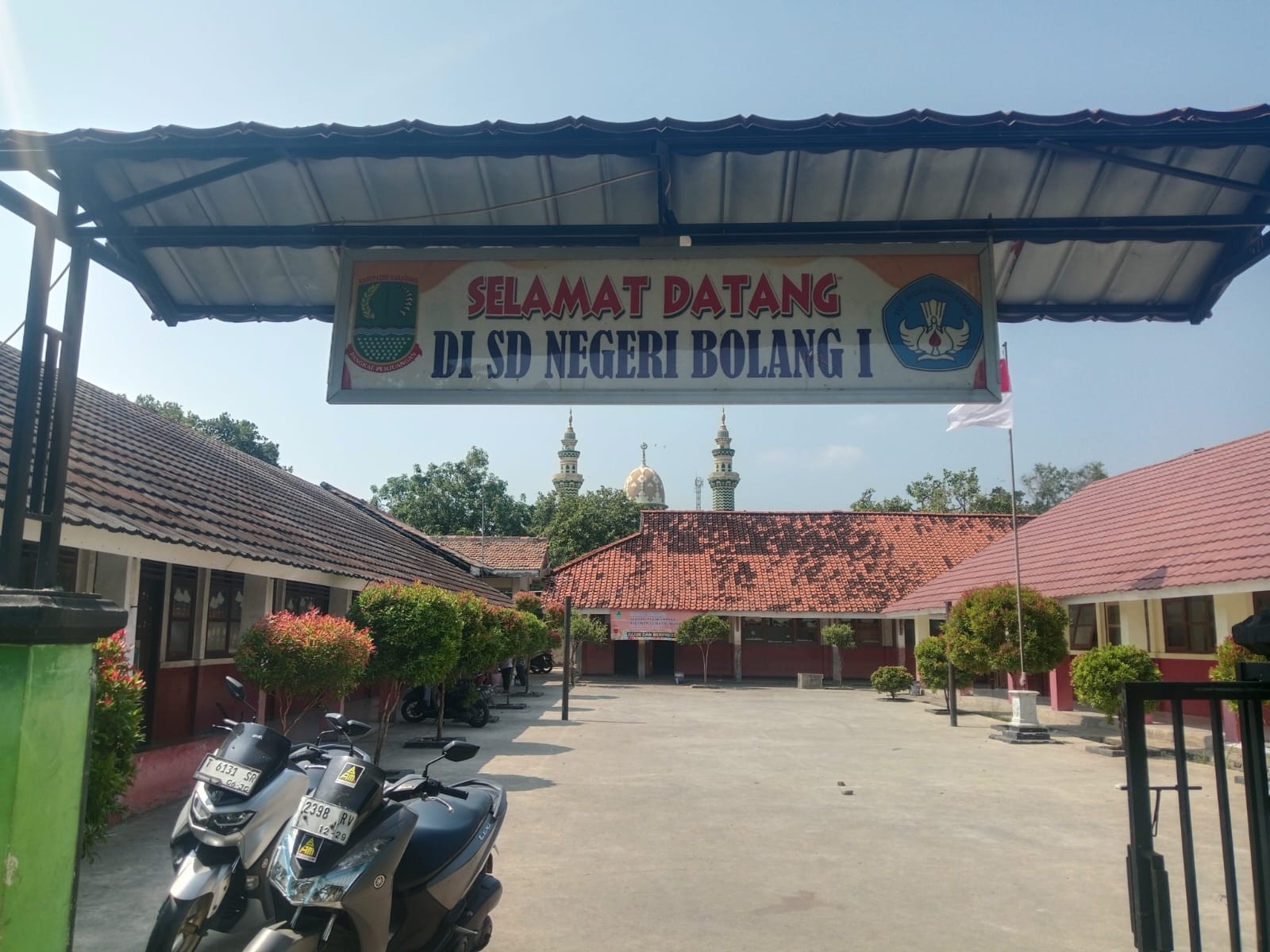 Caption : Suasana halaman dan bangunan SDN Bolang I, Kecamatan Tirtajaya, Kabupaten Karawang. Sekolah ini mendapat dukungan penuh dari para orang tua siswa terkait rencana pelaksanaan acara perpisahan dan kenaikan kelas yang akan digelar pada Juni 2026 sebagai bentuk apresiasi atas prestasi dan perjalanan pendidikan para siswa. (Foto: Patriotjabar.com)