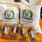 Caption : Bantuan pangan yang diterima Keluarga Penerima Manfaat (KPM) di Desa Kedungjeruk, Kecamatan Cibuaya, Kabupaten Karawang, berupa 20 kilogram beras dan 4 kilogram minyak goreng per KPM. Warga mengaku terbantu dengan program tersebut dan mengapresiasi upaya Pemerintah Desa Kedungjeruk dalam memastikan bantuan tersalurkan kepada masyarakat yang berhak. (Foto: Istimewa)