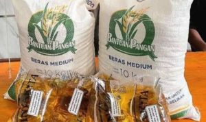 Caption : Bantuan pangan yang diterima Keluarga Penerima Manfaat (KPM) di Desa Kedungjeruk, Kecamatan Cibuaya, Kabupaten Karawang, berupa 20 kilogram beras dan 4 kilogram minyak goreng per KPM. Warga mengaku terbantu dengan program tersebut dan mengapresiasi upaya Pemerintah Desa Kedungjeruk dalam memastikan bantuan tersalurkan kepada masyarakat yang berhak. (Foto: Istimewa)