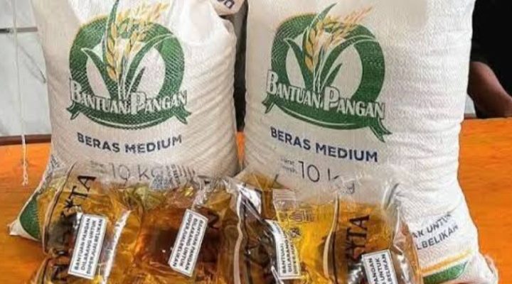 Caption : Bantuan pangan yang diterima Keluarga Penerima Manfaat (KPM) di Desa Kedungjeruk, Kecamatan Cibuaya, Kabupaten Karawang, berupa 20 kilogram beras dan 4 kilogram minyak goreng per KPM. Warga mengaku terbantu dengan program tersebut dan mengapresiasi upaya Pemerintah Desa Kedungjeruk dalam memastikan bantuan tersalurkan kepada masyarakat yang berhak. (Foto: Istimewa)