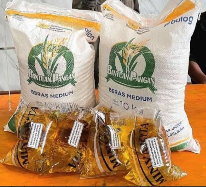 Caption : Bantuan pangan yang diterima Keluarga Penerima Manfaat (KPM) di Desa Kedungjeruk, Kecamatan Cibuaya, Kabupaten Karawang, berupa 20 kilogram beras dan 4 kilogram minyak goreng per KPM. Warga mengaku terbantu dengan program tersebut dan mengapresiasi upaya Pemerintah Desa Kedungjeruk dalam memastikan bantuan tersalurkan kepada masyarakat yang berhak. (Foto: Istimewa)
